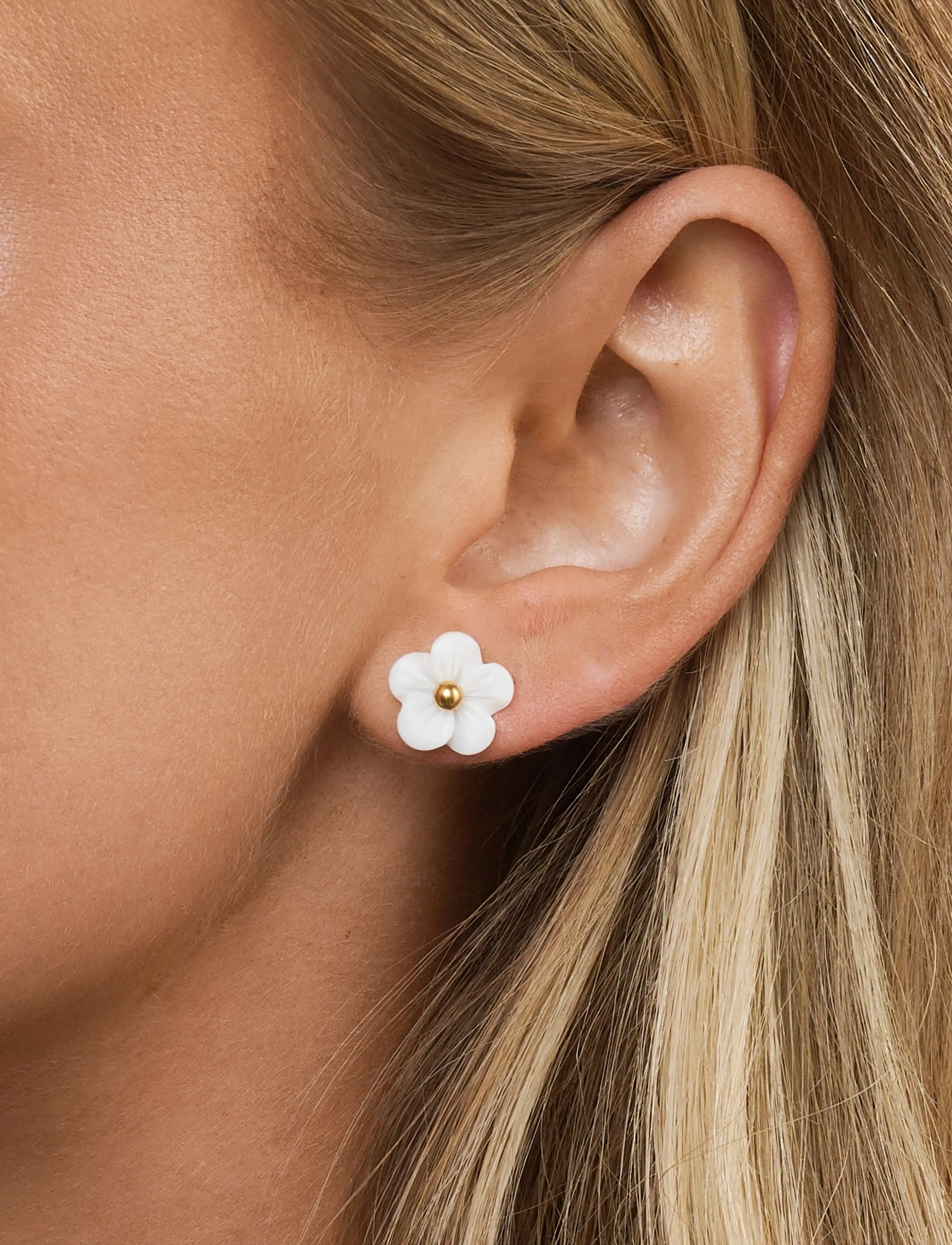 Timi of Sweden Ellen - White Flower Stud Earrings Stainless Steel - Gold, One Size, Gold, Øreringe > Ørestikker, Dame