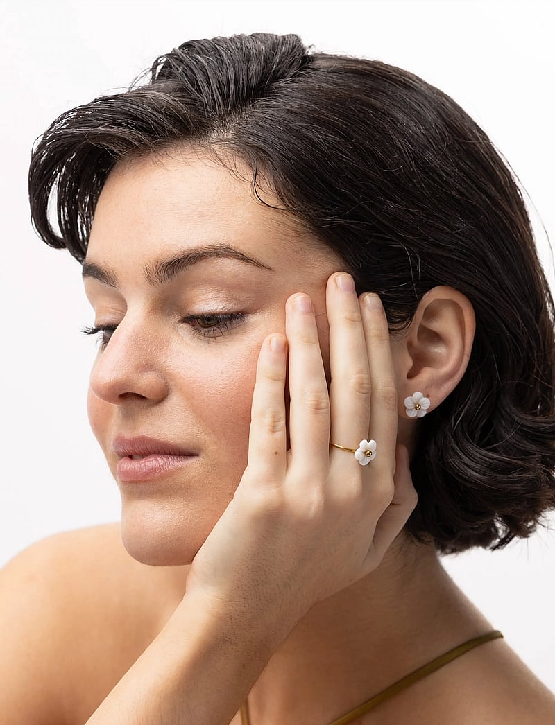 Timi of Sweden - Ellen - White Flower Stud Earrings Stainless Steel - Gold - Ørestikker - gold - 2