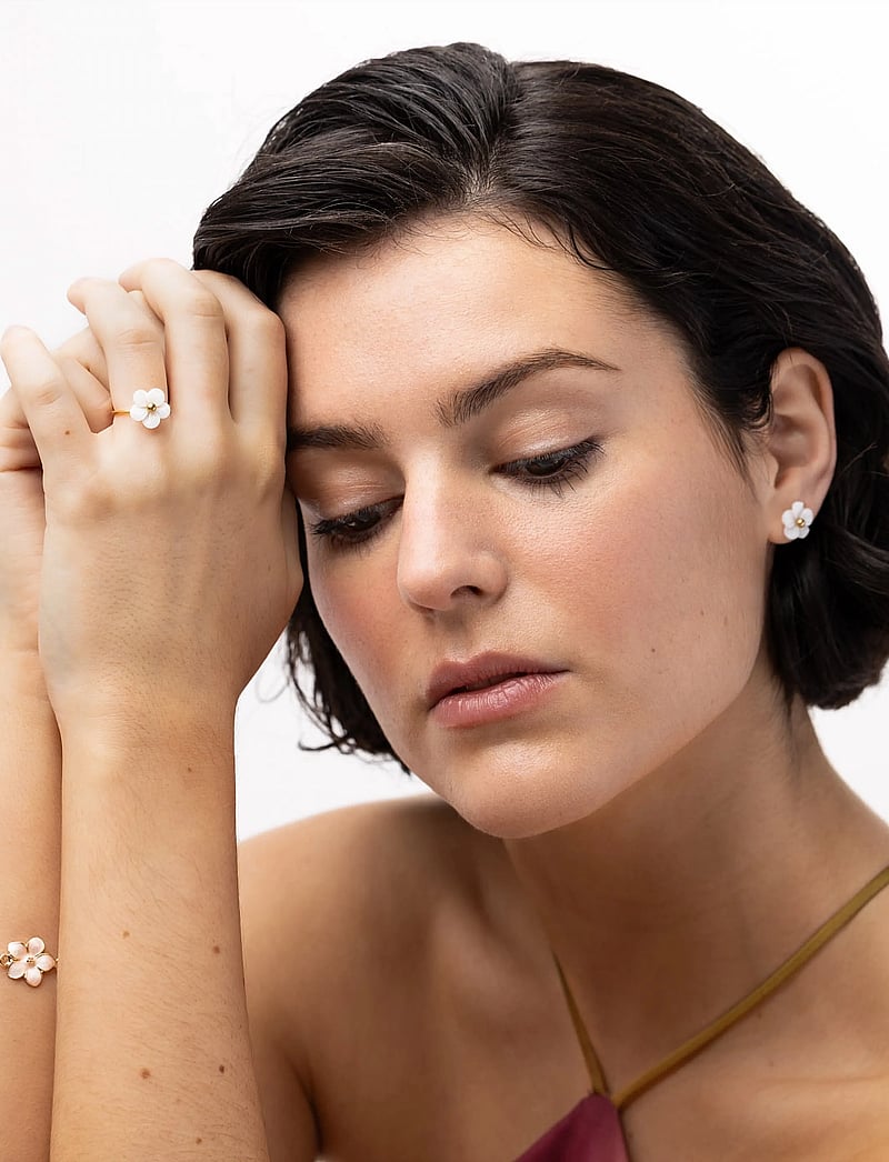 Timi of Sweden - Ellen - White Flower Stud Earrings Stainless Steel - Gold - Ørestikker - gold - 3