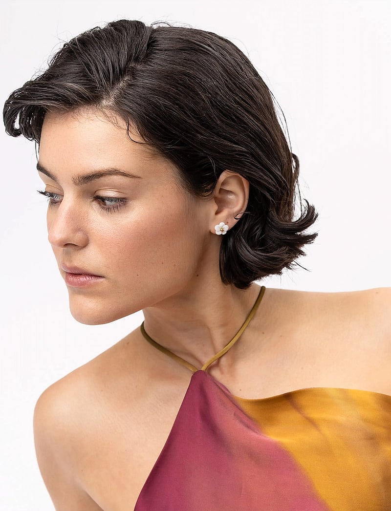 Timi of Sweden - Ellen - White Flower Stud Earrings Stainless Steel - Gold - Ørestikker - gold - 4