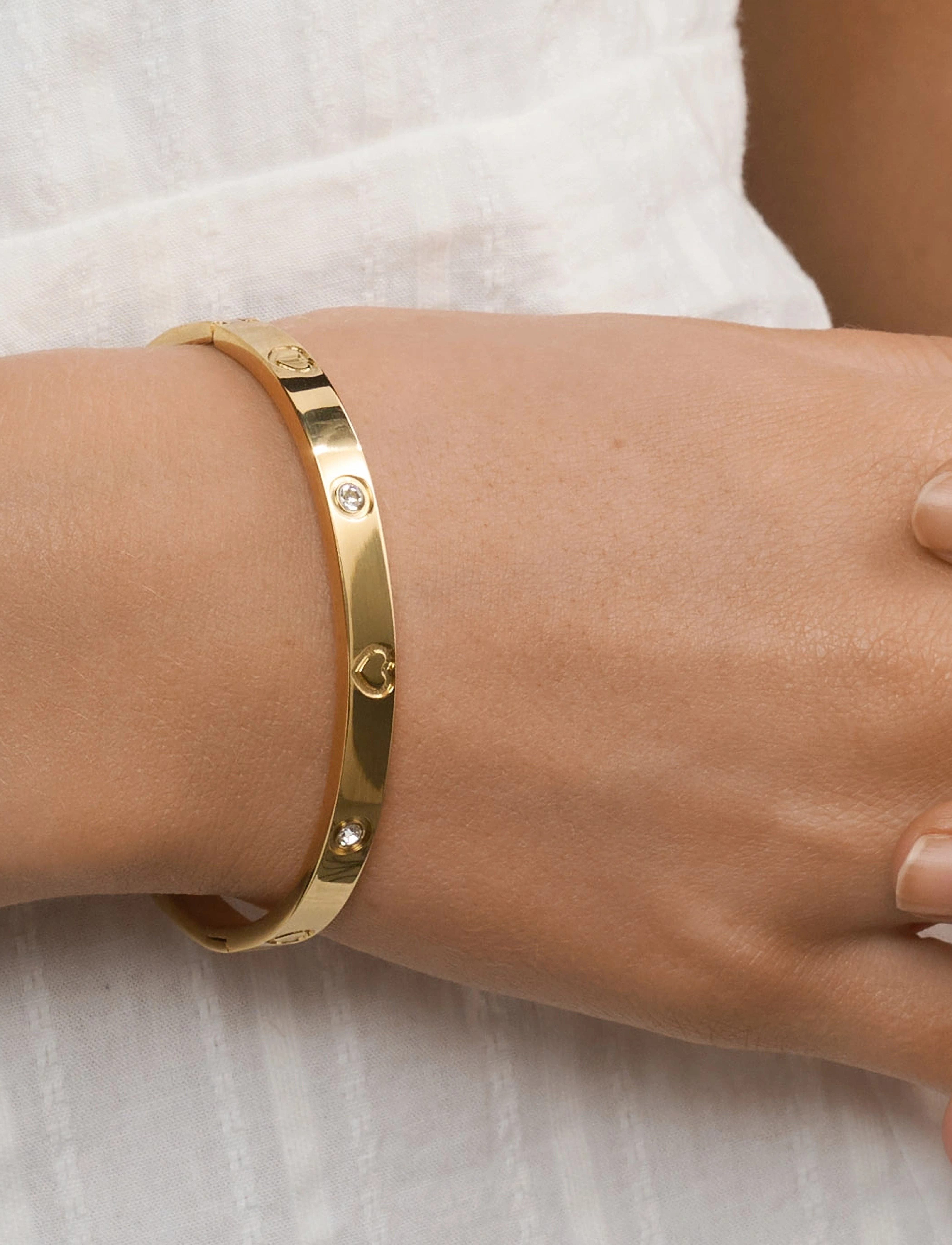 Timi of Sweden Gia - Crystal Heart Bangle Bracelet Stainless Steel, One Size, Gold, Armbånd > Armringe, Dame