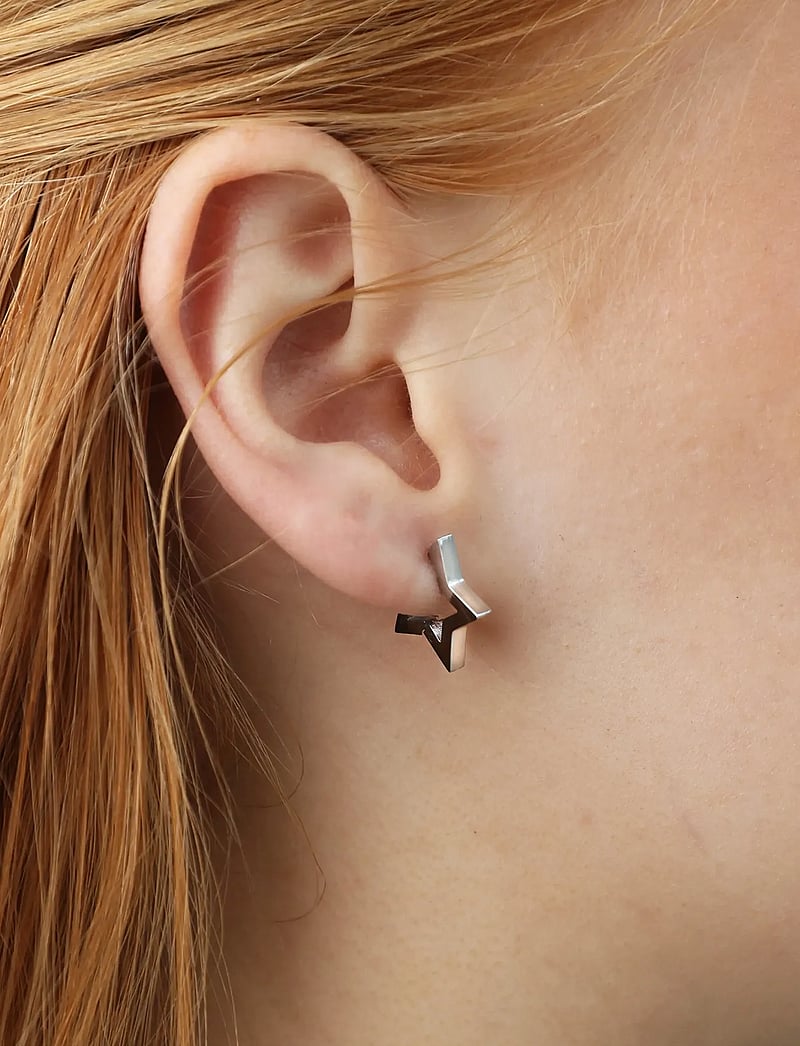 Timi of Sweden - Vilda - Star Hoop Earrings Stainless Steel - creoler & hoops - silver - 1