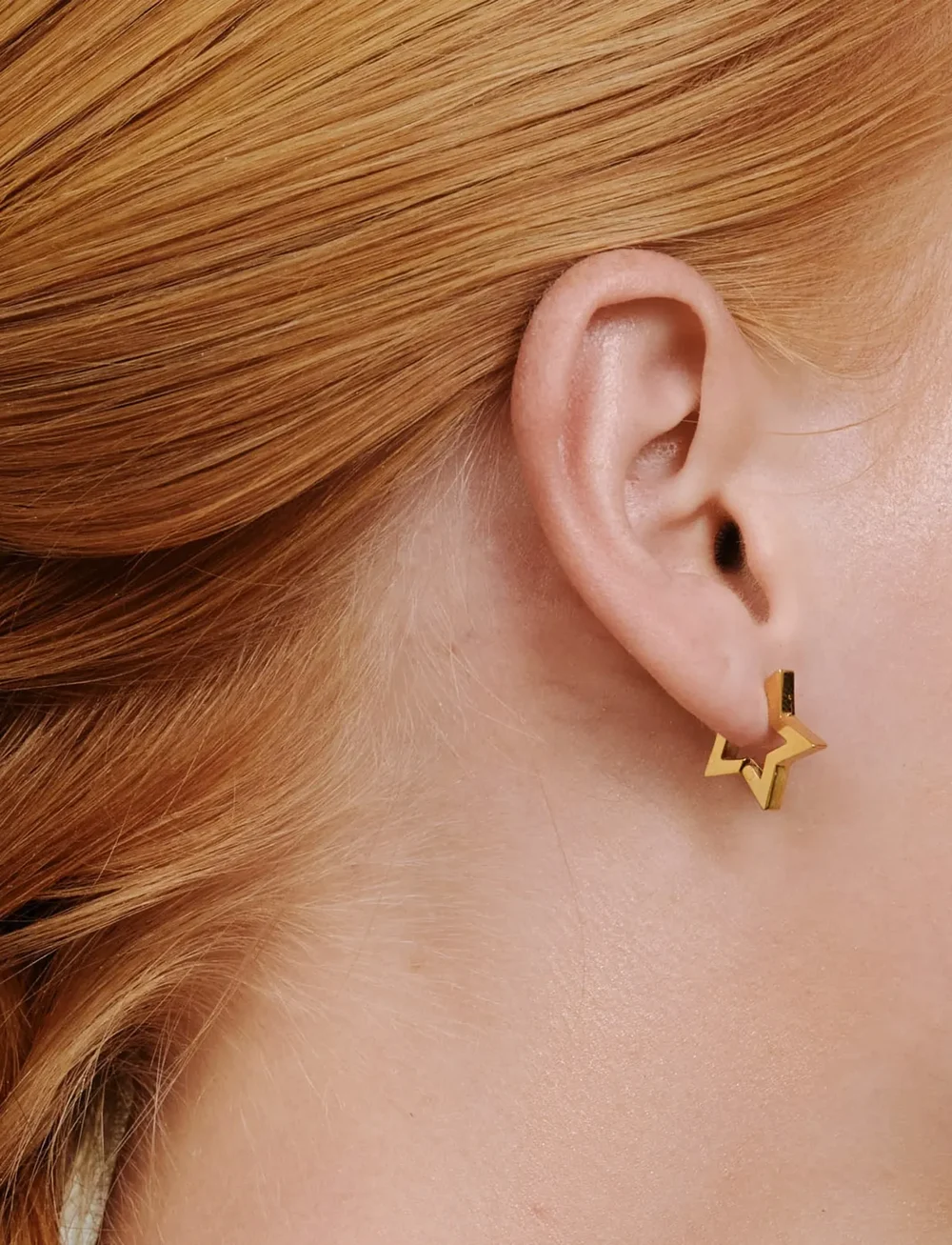 Timi of Sweden - Vilda - Star Hoop Earrings Stainless Steel - creoler & hoops - gold - 0