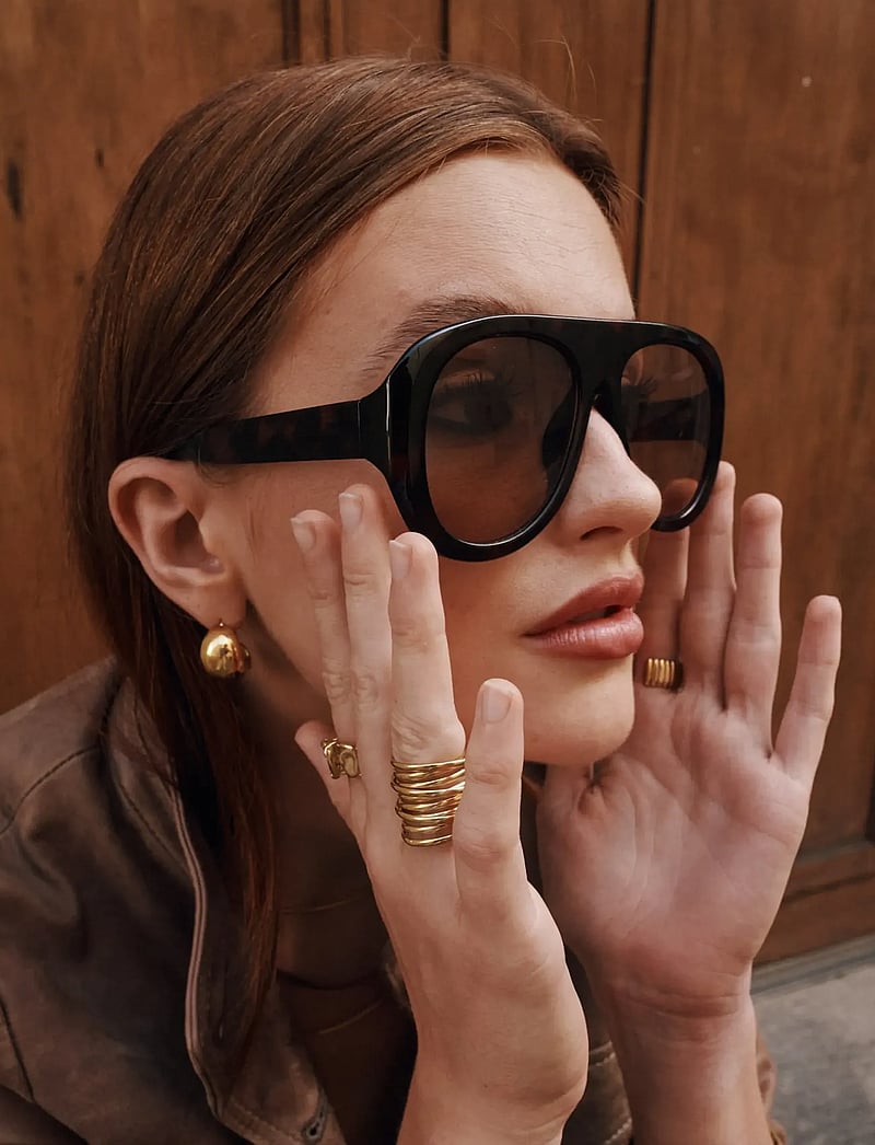 Timi of Sweden - Selena - Chunky Stud Earrings Stainless Steel - Ørestikker - gold - 2