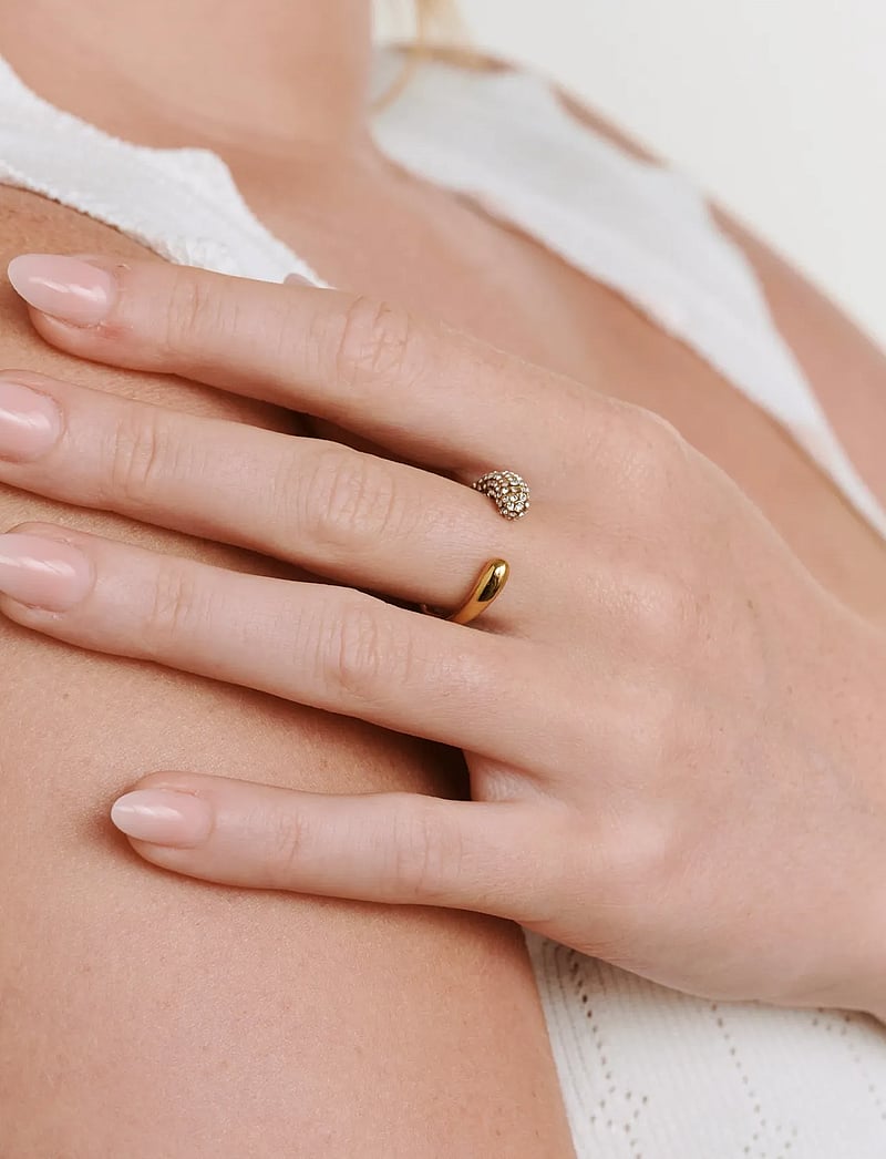 Timi of Sweden - Tolouse - Open Crystal Ring Stainless Steel - ringar - gold - 0