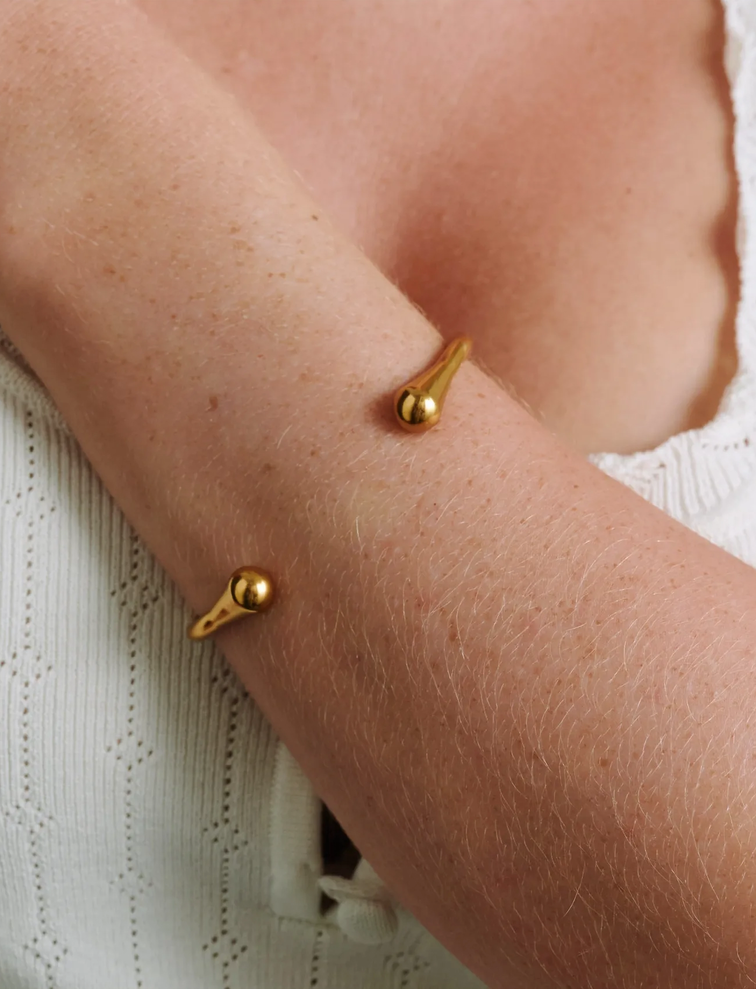 Timi of Sweden Petra - Open Bangle Bracelet Stainless Steel, One Size, Gold, Armbånd > Armringe, Dame