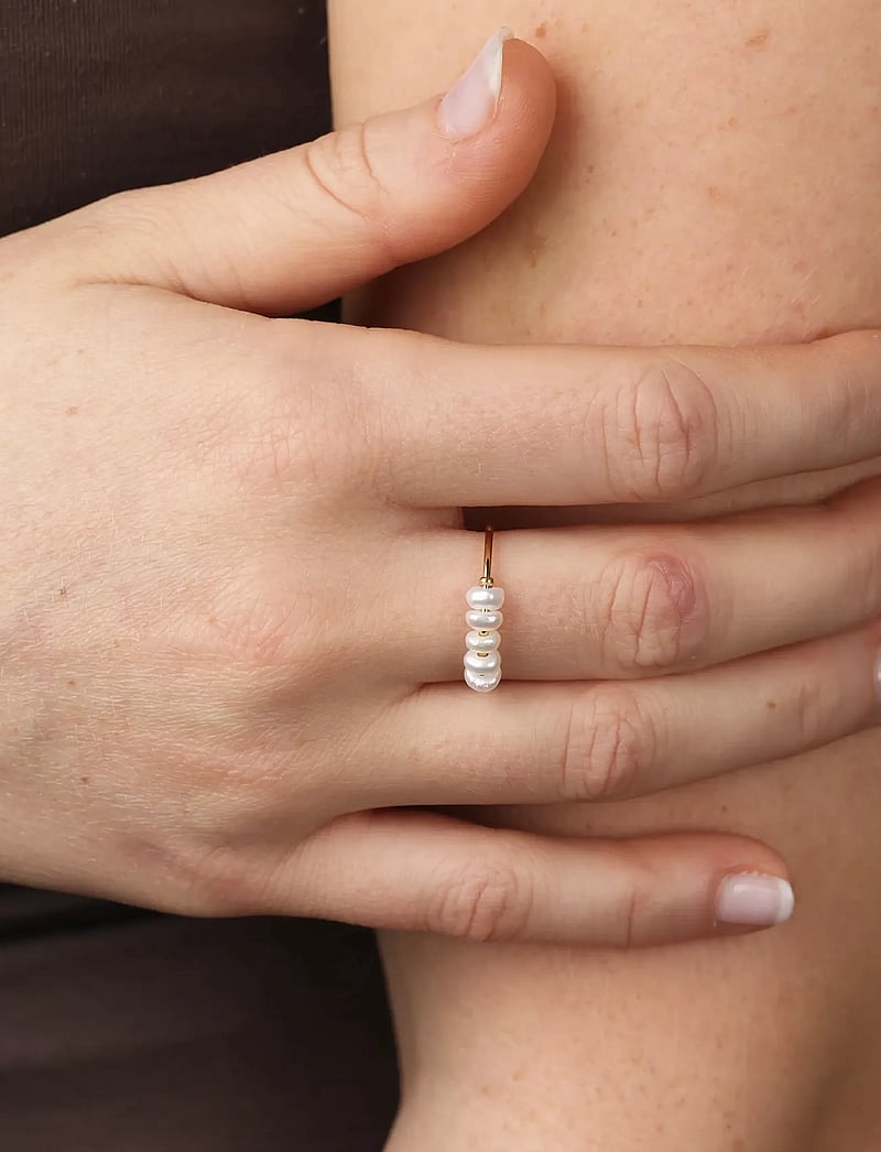 Timi of Sweden - Loanna - Delicate Pearl Ring Stainless Steel - ringe - gold - 0