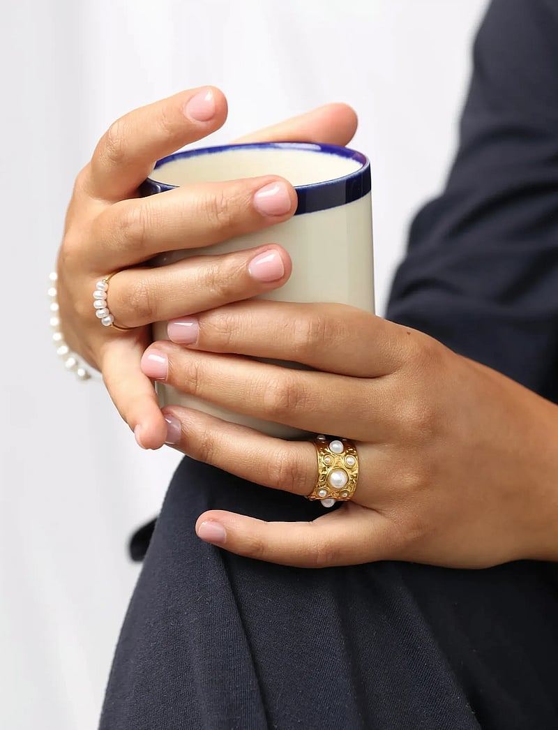 Timi of Sweden - Loanna - Delicate Pearl Ring Stainless Steel - ringe - gold - 3