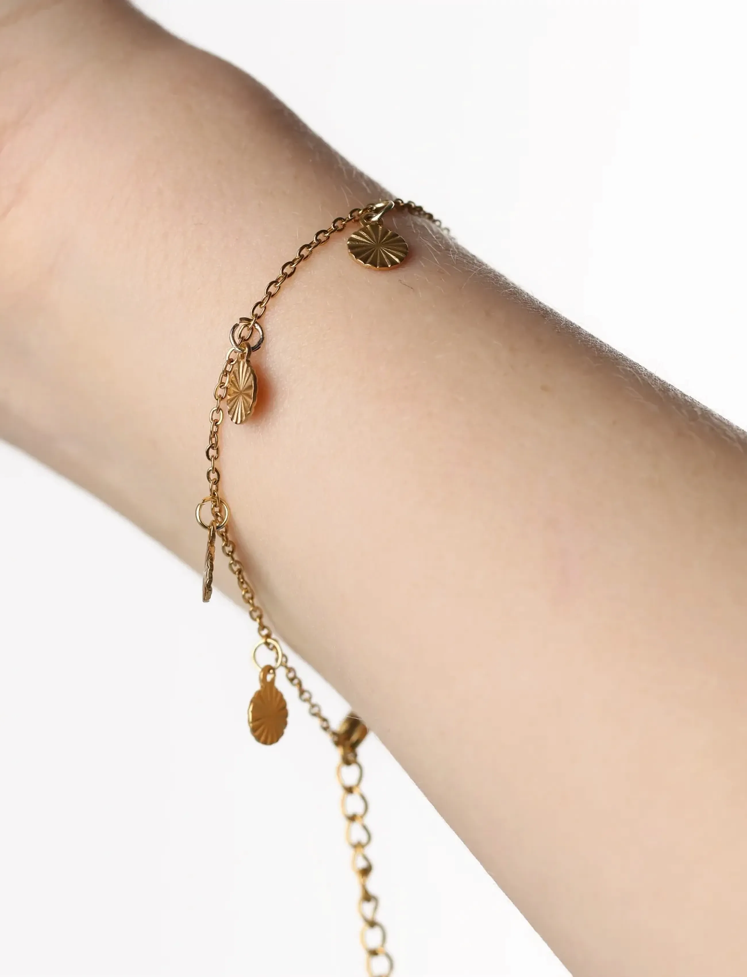 Timi of Sweden Liv Coin Charm Bracelet Stainless Steel, One Size 17 cm, Bracelets, Gold - Chain Frauen