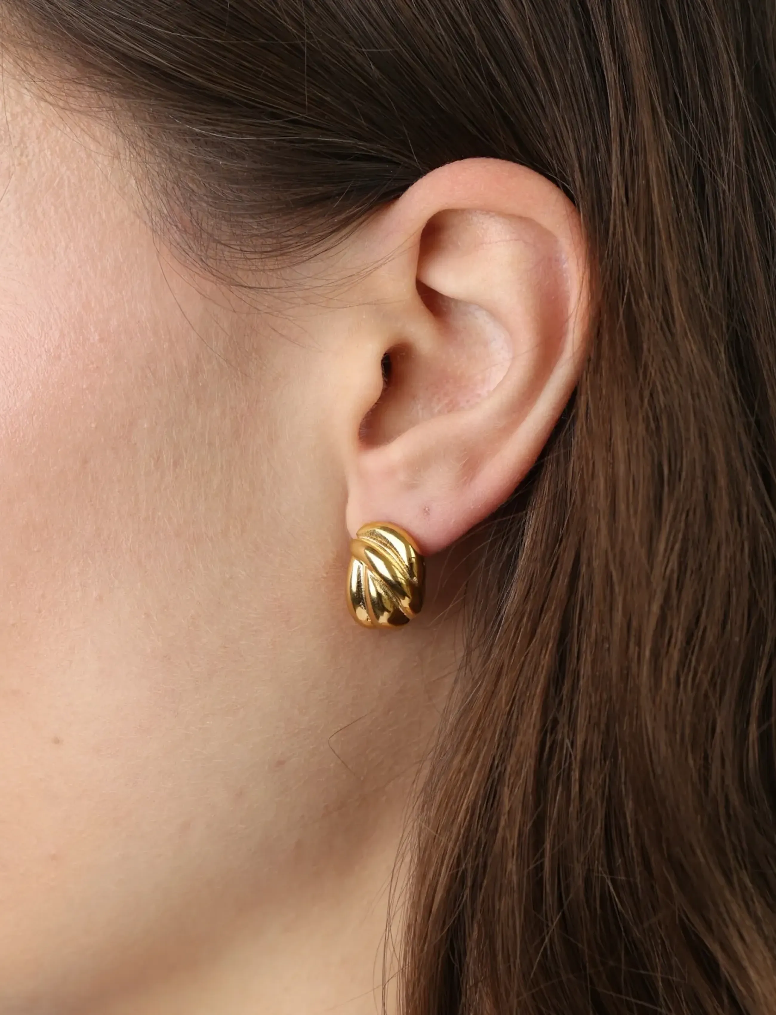 Timi of Sweden Siv Twisted Stud Earrings Stainless Steel, Damen, Gedrehte Ohrstecker, Gold, Gr.ONE SIZE