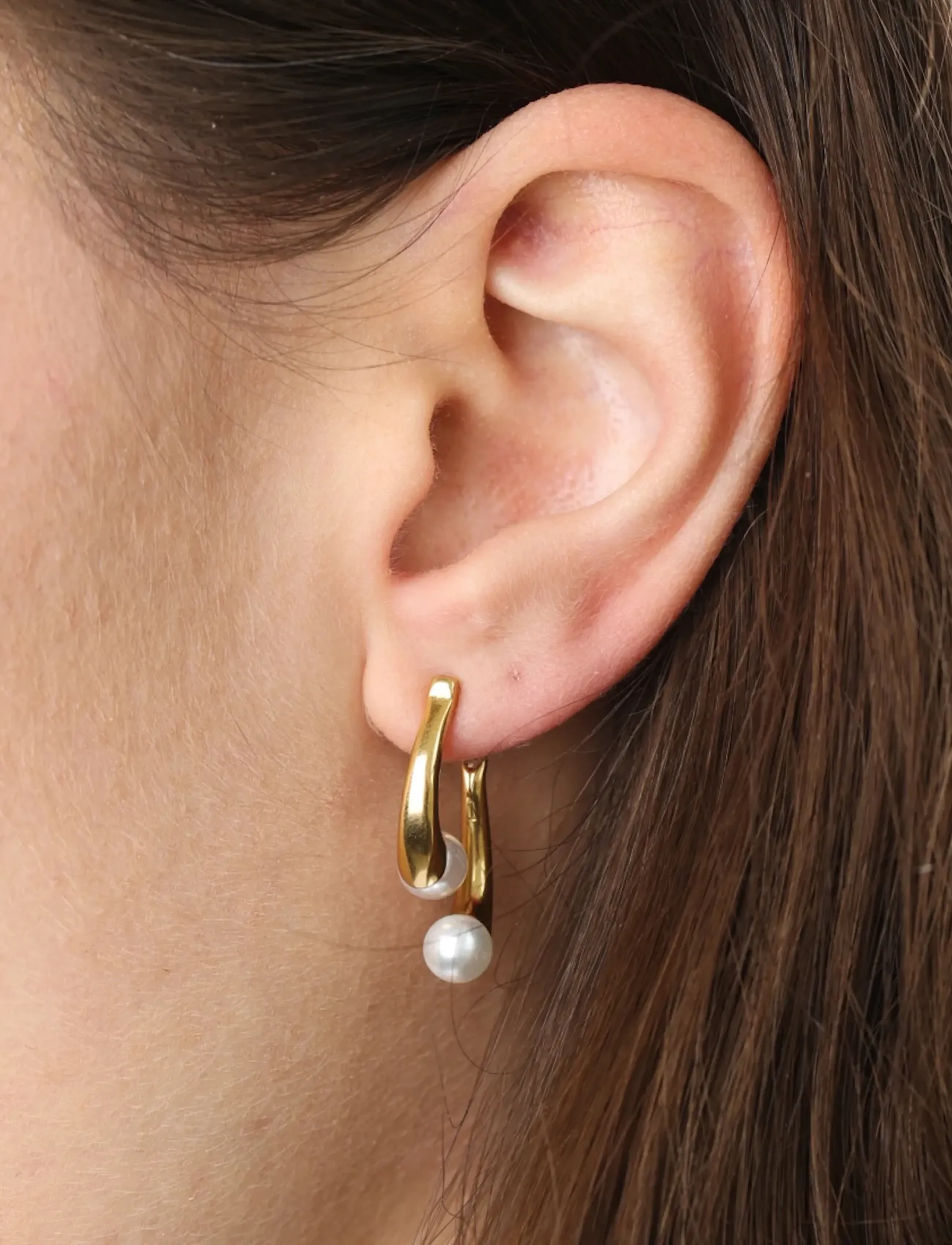 Timi of Sweden Abla Pearl Stud Earrings Stainless Steel, Damen, Perlen Ohrstecker, Gold, Gr.ONE SIZE