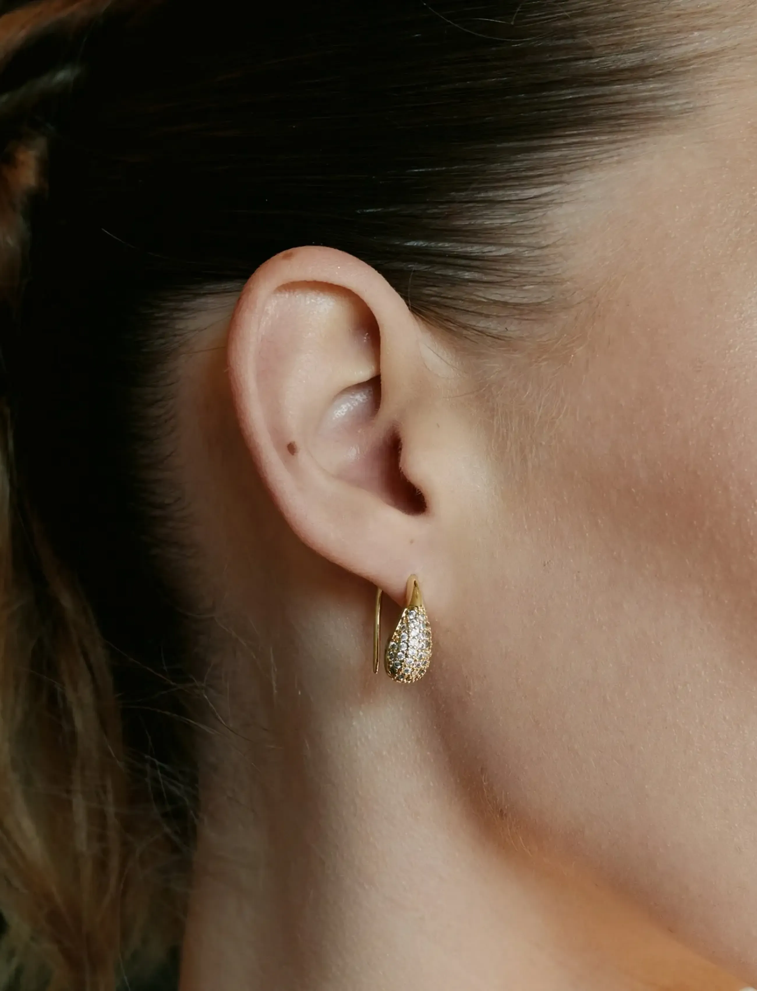 Timi of Sweden - Synne - Pavé Teardrop Earrings - rippuvad kõrvarõngad - gold - 2