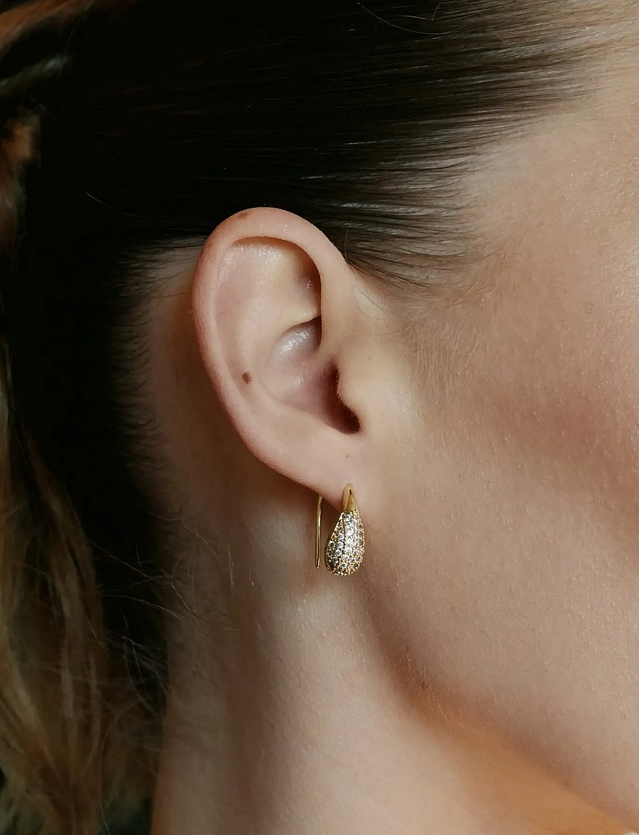 Timi of Sweden - Synne - Pavé Teardrop Earrings - rippuvad kõrvarõngad - gold - 2