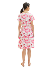 Tom Tailor - printed dress with belt - wikkeljurken - pink shapes design - 3