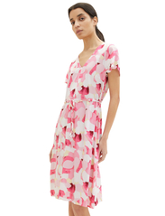 Tom Tailor - printed dress with belt - kietaisumekot - pink shapes design - 4