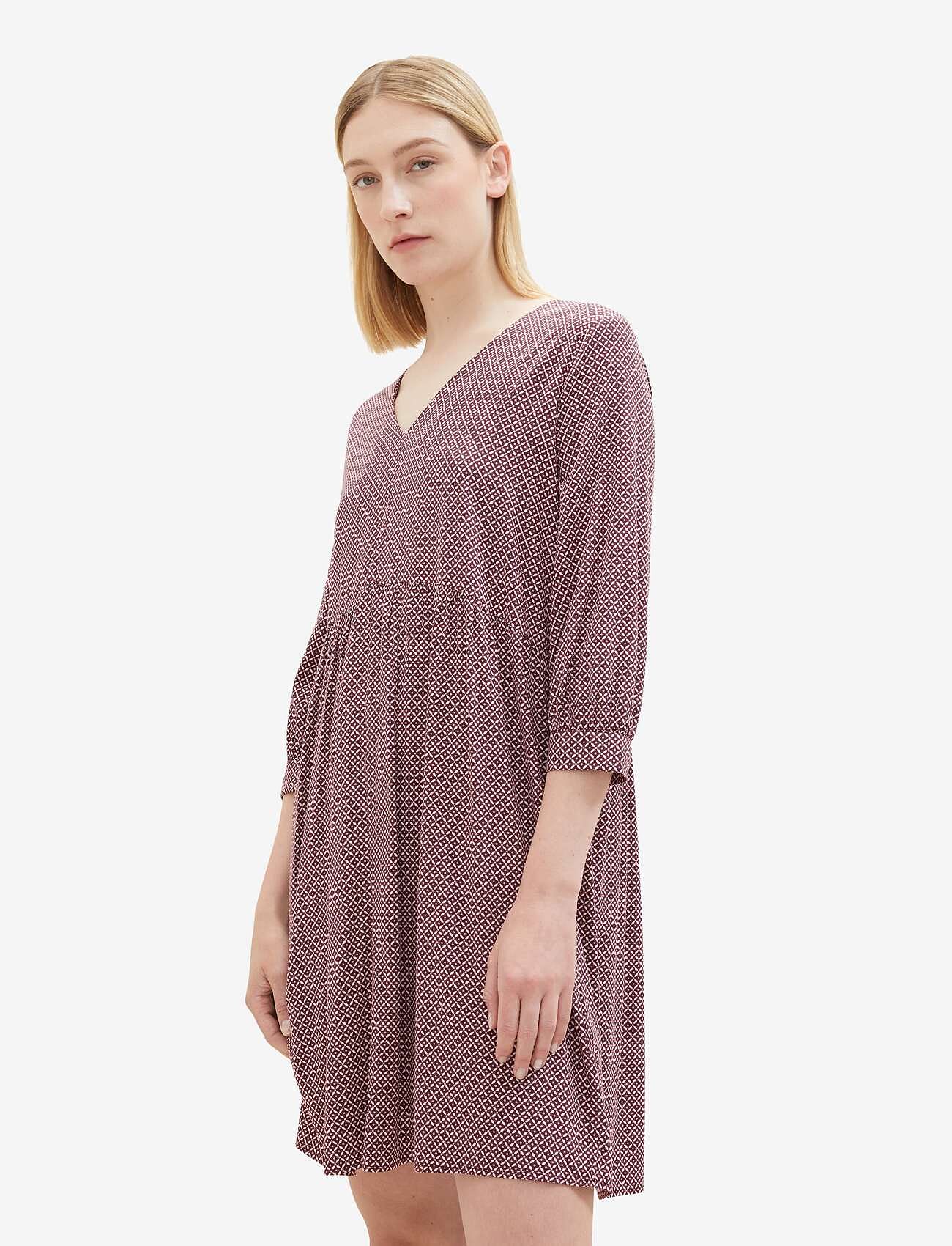Tom Tailor - feminine v-neck dress - sommerkjoler - burgundy geometrical design - 3
