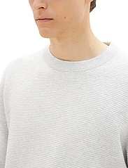 Tom Tailor - structured basic knit - rund hals - light stone grey melange - 5