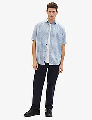 Tom Tailor - comfort printed shirt - short-sleeved shirts - blue multicolor leaf design - 3