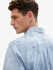 Tom Tailor - comfort printed shirt - short-sleeved shirts - blue multicolor leaf design - 6