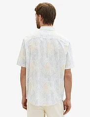 Tom Tailor - comfort printed shirt - short-sleeved shirts - white multicolor leaf design - 3