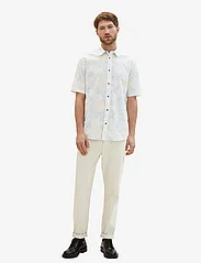 Tom Tailor - comfort printed shirt - short-sleeved shirts - white multicolor leaf design - 4