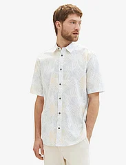 Tom Tailor - comfort printed shirt - short-sleeved shirts - white multicolor leaf design - 5