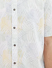 Tom Tailor - comfort printed shirt - short-sleeved shirts - white multicolor leaf design - 6