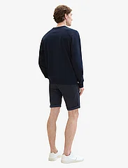 Tom Tailor - slim chino shorts - de laveste prisene - navy geometric structure - 4
