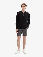 Tom Tailor - slim chino shorts - najniższe ceny - tarmac grey - 6
