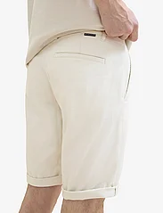 Tom Tailor - slim chino shorts - de laveste prisene - white sand - 5