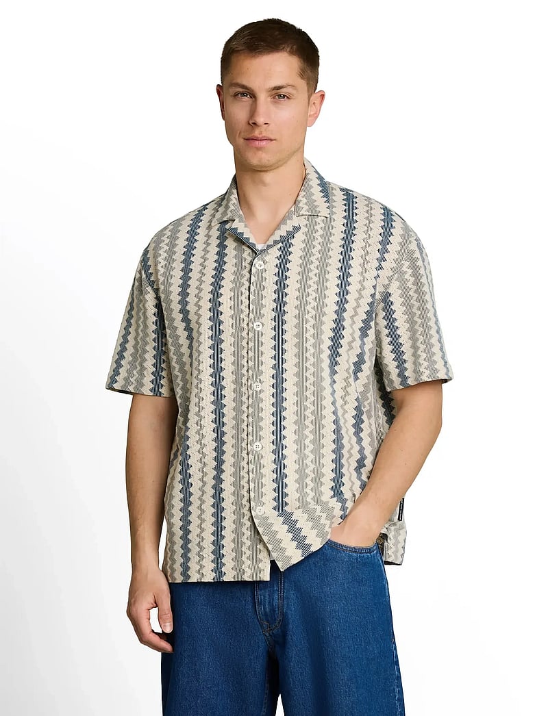 Tom Tailor - loose textured crochet resort shirt - casual skjorter - green white zick zack stripe - 3