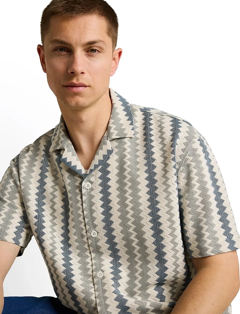Tom Tailor - loose textured crochet resort shirt - casual skjorter - green white zick zack stripe - 4