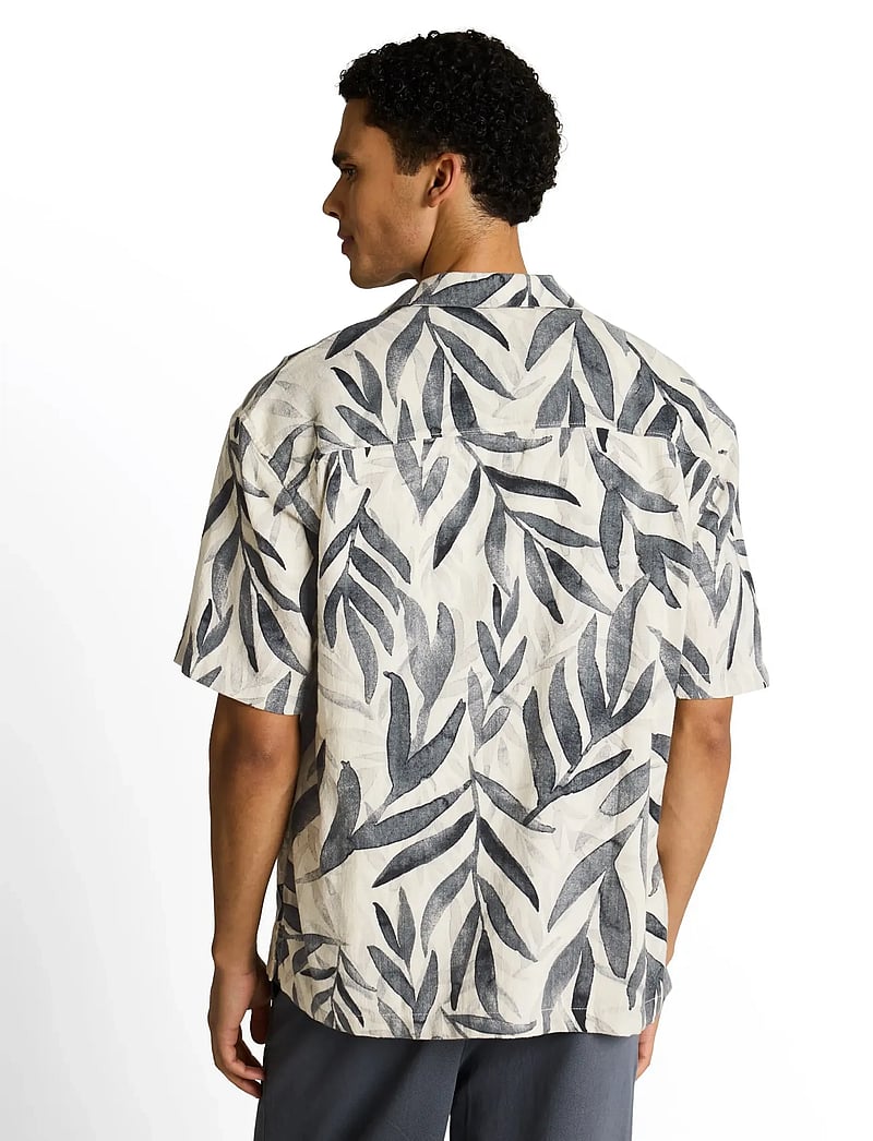 Tom Tailor - loose viscose cotton resort shirt - hemden mit muster - white black watery leaf print - 2