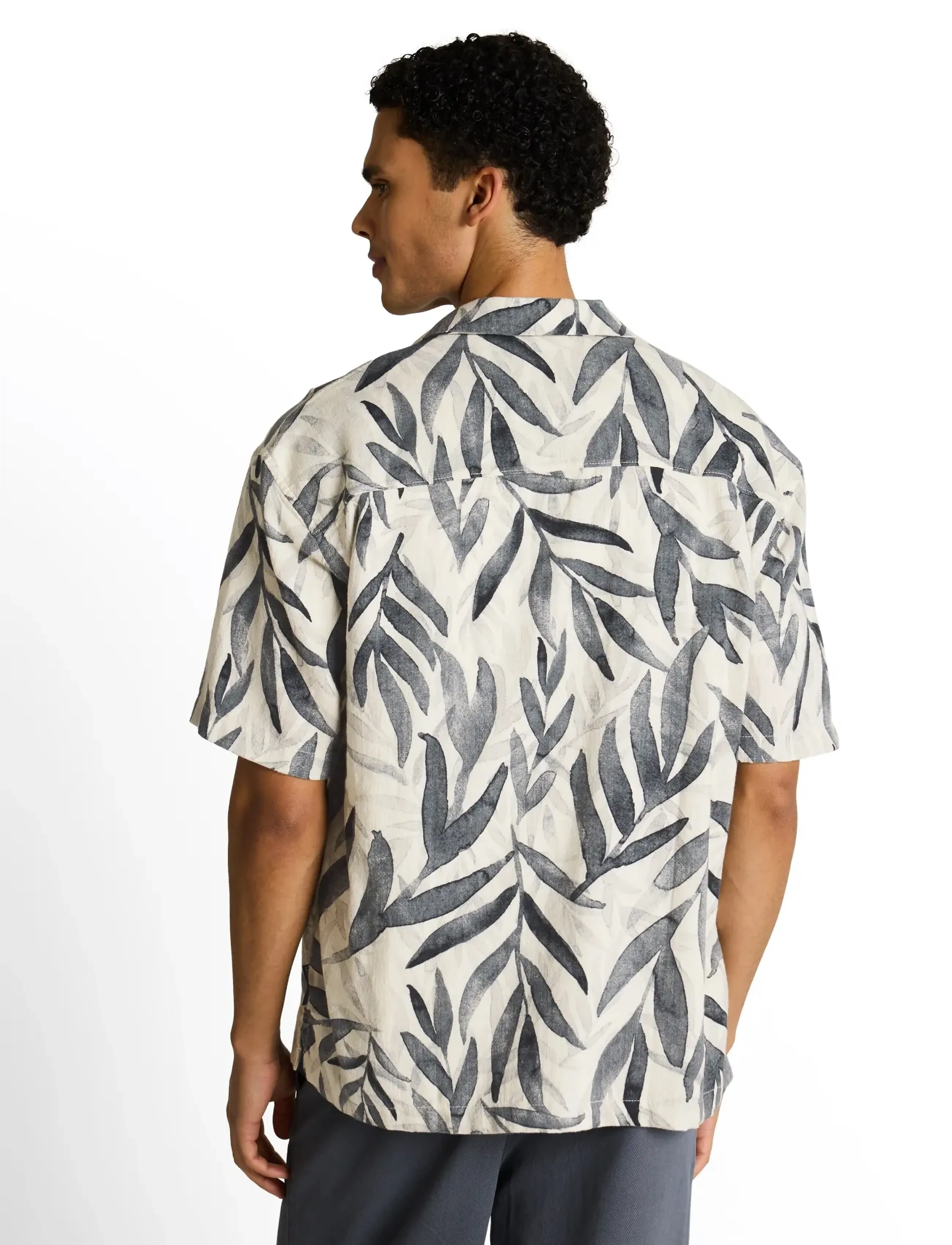 Tom Tailor - loose viscose cotton resort shirt - mønstrede skjorter - white black watery leaf print - 2