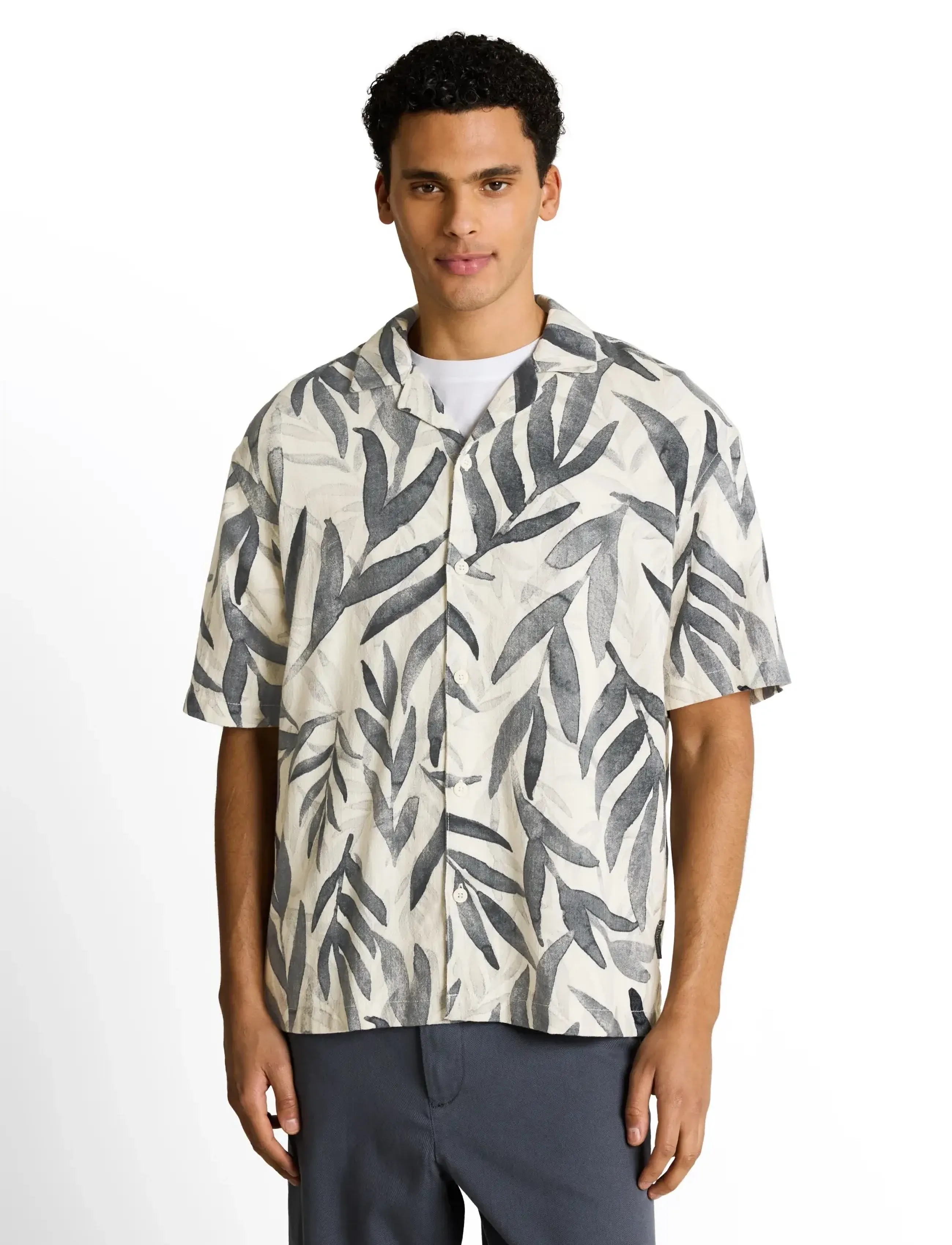 Tom Tailor - loose viscose cotton resort shirt - mønstrede skjorter - white black watery leaf print - 3