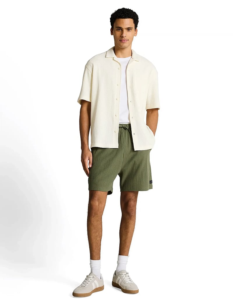 Tom Tailor - relaxed structured sweat shorts - sweatshorts - oak leaf green - 0