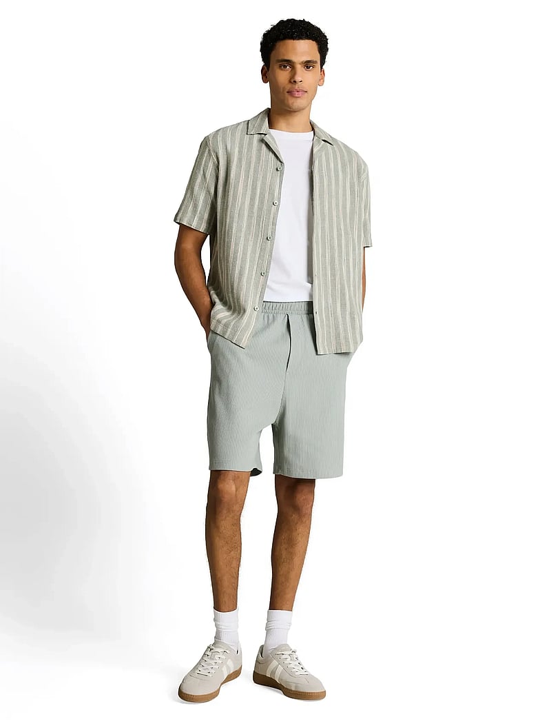Tom Tailor - relaxed structured sweat shorts - lühikesed dressipüksid - green mist - 0