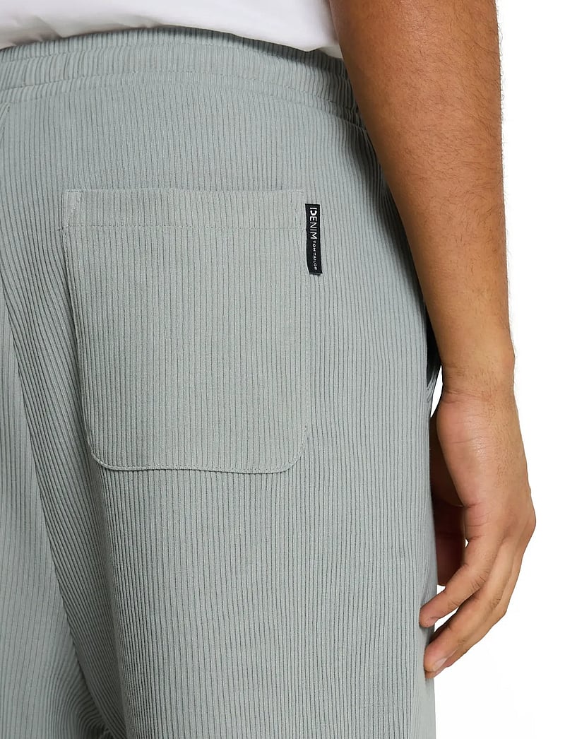 Tom Tailor - relaxed structured sweat shorts - lühikesed dressipüksid - green mist - 4