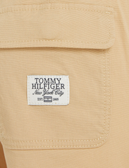 Tommy Hilfiger - POPLIN COMFORT PANTS - summer savings - trench - 7