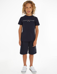 Tommy Hilfiger - ESSENTIAL SET - ensembles avec t-shirt à manches courtes - desert sky - 0