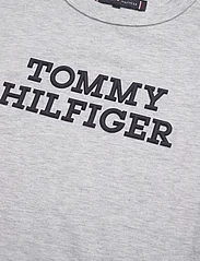 Tommy Hilfiger - TOMMY HILFIGER LOGO TEE S/S - kortærmede t-shirts - new light grey heather - 2