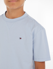 Tommy Hilfiger - ESSENTIAL TEE S/S - kortærmede t-shirts - breezy blue - 3