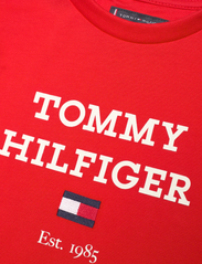 Tommy Hilfiger - TH LOGO TEE S/S - kortärmade t-shirts - fierce red - 2