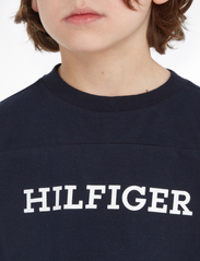 Tommy Hilfiger - MONOTYPE VARSITY TEE S/S - short-sleeved t-shirts - desert sky - 4