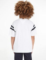Tommy Hilfiger - MONOTYPE VARSITY TEE S/S - short-sleeved t-shirts - white - 3