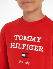 Tommy Hilfiger - TH LOGO SWEATSHIRT - bluzy - fierce red - 4