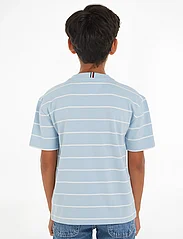Tommy Hilfiger - STRIPE TEE S/S - kortærmede t-shirts - breezy blue base/white stripe - 2
