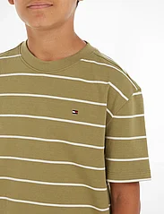 Tommy Hilfiger - STRIPE TEE S/S - lyhythihaiset t-paidat - faded olive base/white stripe - 3