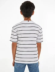 Tommy Hilfiger - STRIPE TEE S/S - kortärmade t-shirts - white base/blue stripe - 2
