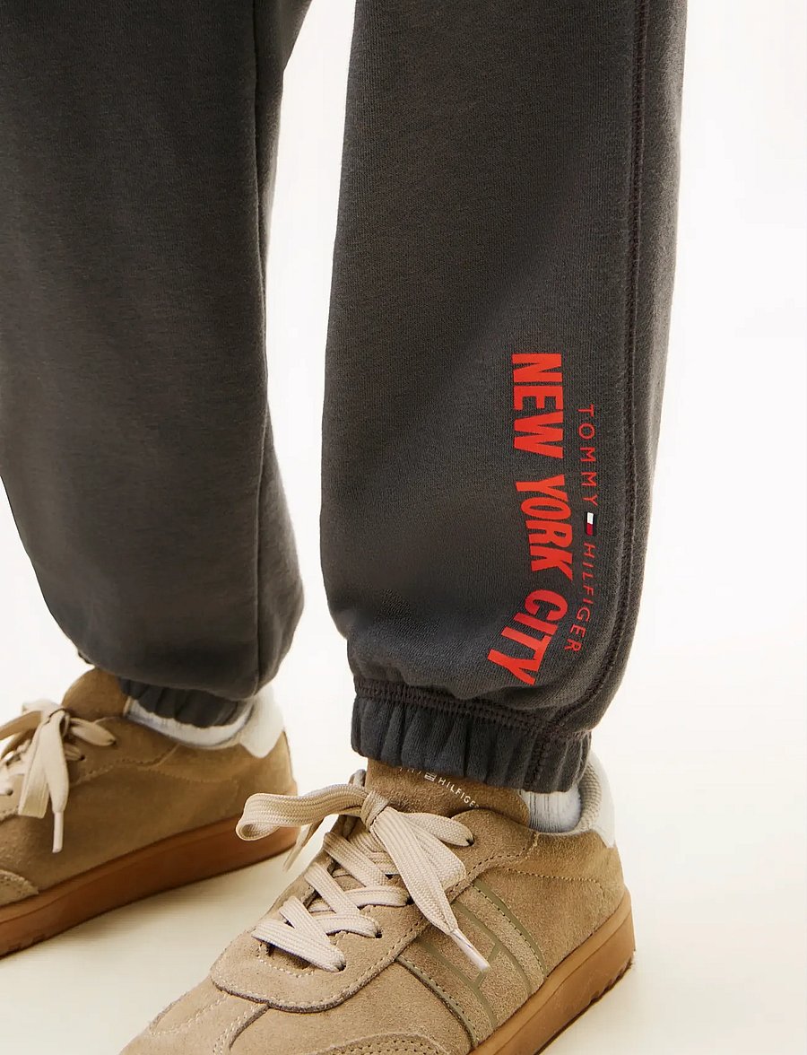 Tommy Hilfiger - NYC PRINT CARGO SWEATPANTS - cargobyxor - washed black - 4